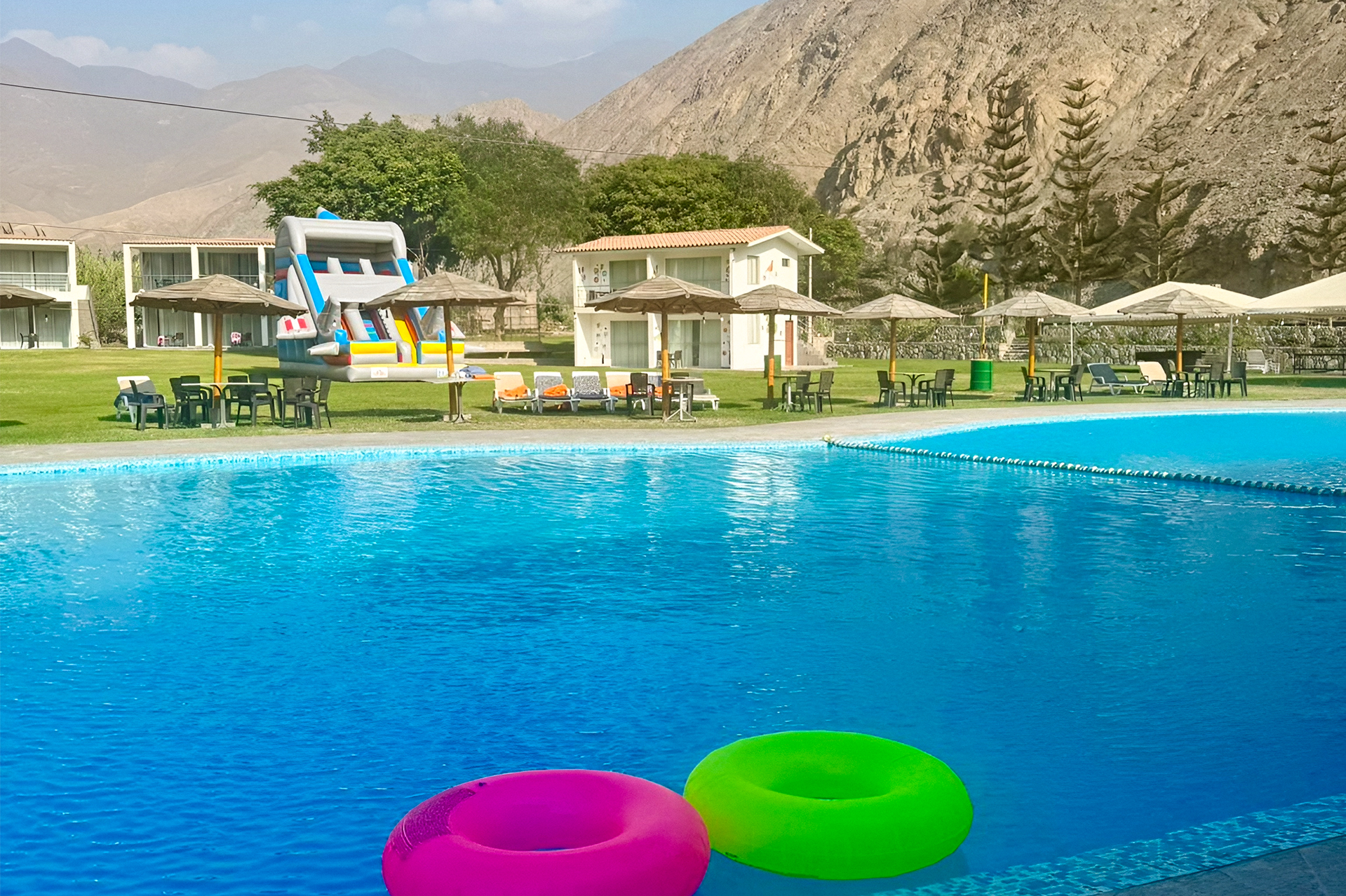 Familia en la piscina
